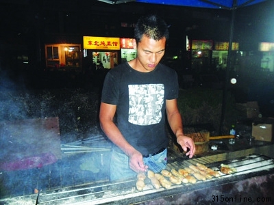 大四男生創(chuàng)業(yè)當(dāng)“燒烤哥”和女友開(kāi)“情侶店”