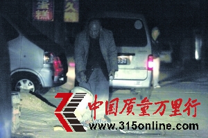 記者暗訪元宵生產(chǎn)黑作坊:色素拌香精包出芝麻餡