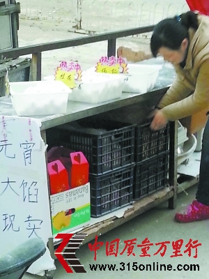 記者暗訪元宵生產(chǎn)黑作坊:色素拌香精包出芝麻餡