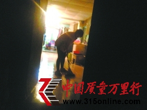 記者暗訪元宵生產(chǎn)黑作坊:色素拌香精包出芝麻餡