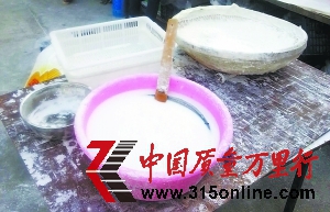 記者暗訪元宵生產(chǎn)黑作坊:色素拌香精包出芝麻餡